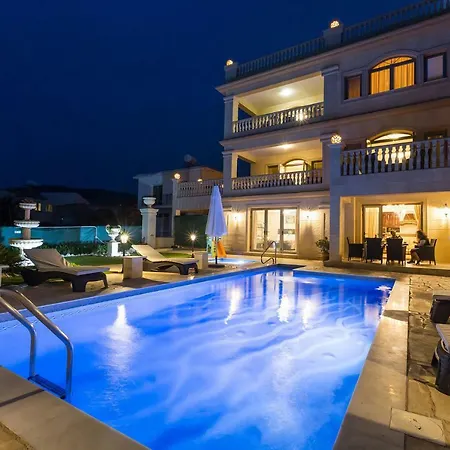 Imagine Renting Your Own 5-star Private Cyprus On The Beach, Paphos 1410 فيلة *